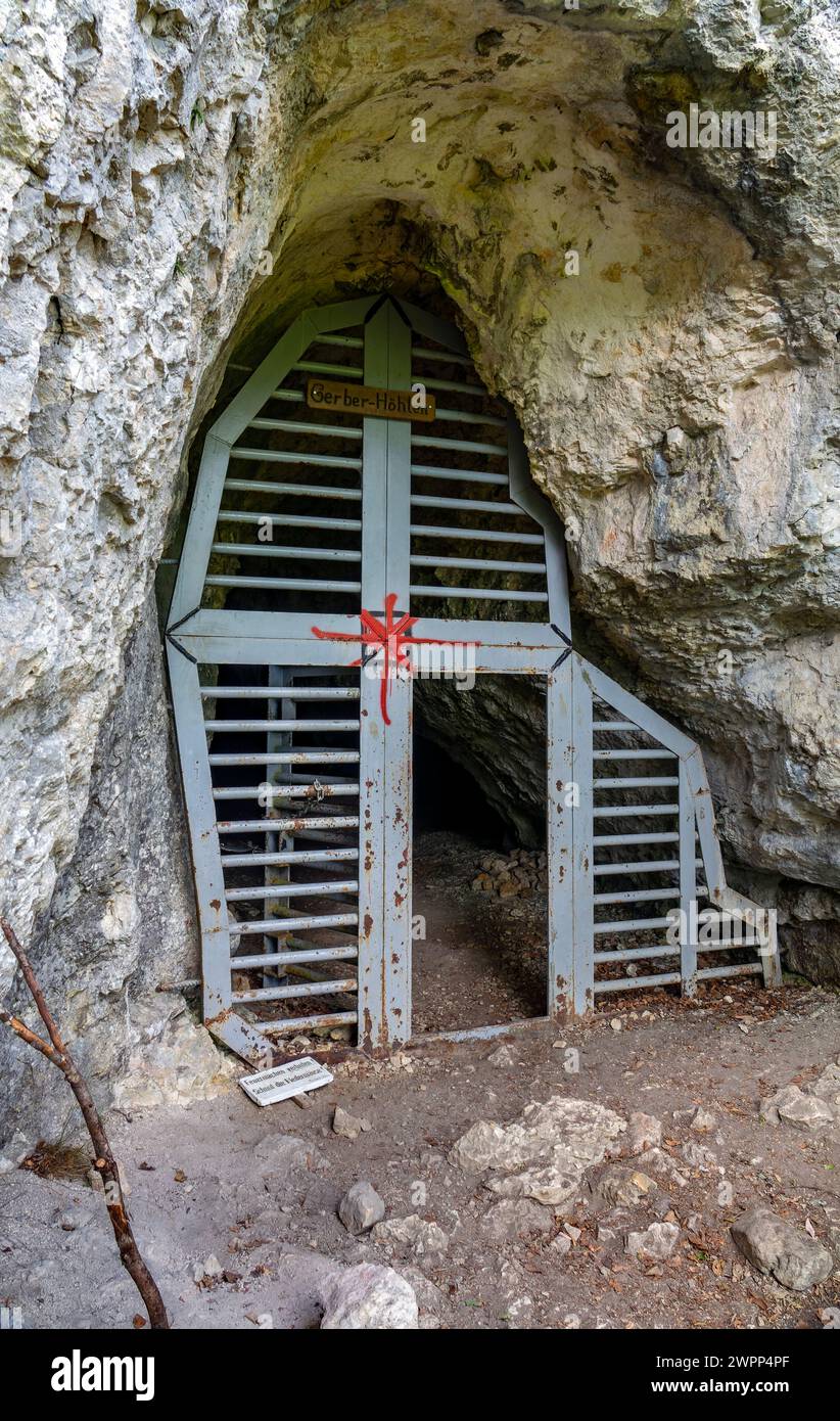 Hayingen, die etwa 30 m lange Gerberhöhle, ist nur vom 15. Mai bis 15. November zum Schutz der Fledermäuse geöffnet. In der Höhle wurden Funde aus der Bronze- und Latene-Zeit ausgegraben. Stockfoto