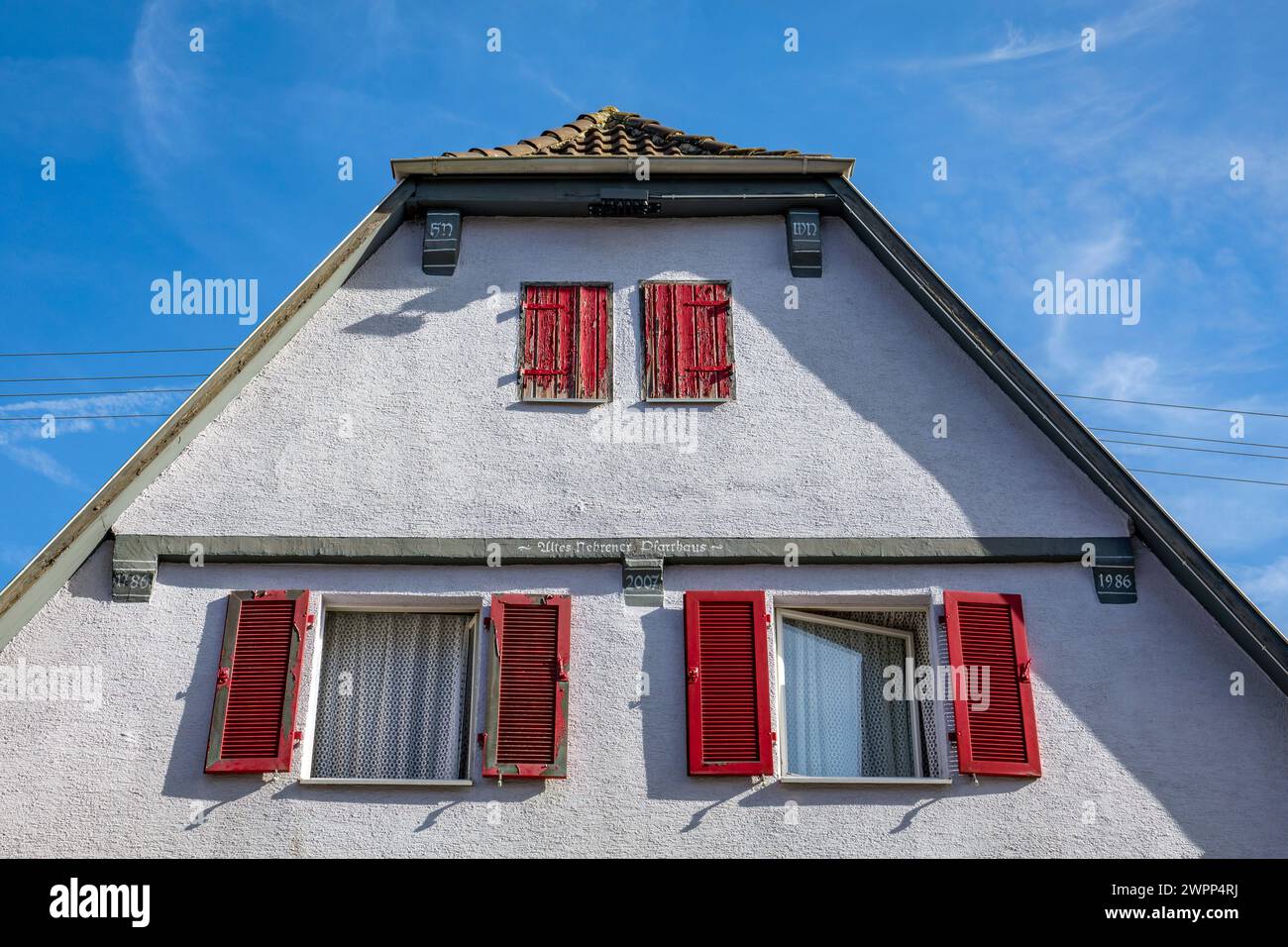 Nehren, Landkreis Tübingen, Hans Vaihinger, der Gründer der Kant-Gesellschaft, wurde im ehemaligen Pfarrhaus Nehren (Hauchlinger Str. 22) geboren, das das Datum 1786 trägt. Stockfoto