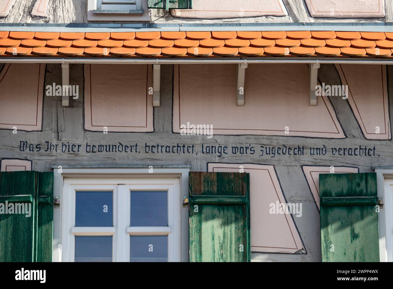 Nehren, Stadtteil Tübingen, Hauptstraße 24, Fachwerkhaus von 1773, Giebeldach mit vier hängenden Dächern. Slogan, was du hier bewunderst, sieh dir das an, es wurde lange Zeit verdeckt und verachtet. Stockfoto