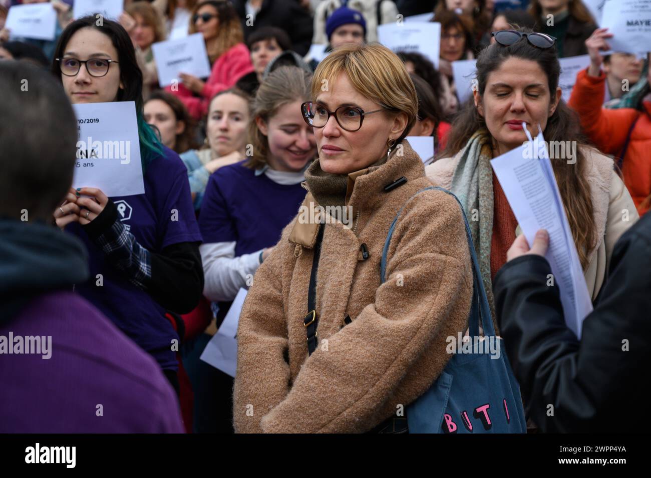 Paris, Frankreich. März 2024. © Julien Mattia/Le Pictorium/MAXPPP - Paris 08/03/2024 Julien Mattia/Le Pictorium - 08/03/2024 - France/Ile-de-France/Paris - L'actrice francaise, Judith Godreche se Joint a la Manifestation du 8 Mars, a l'event de la Journee internationale du droits des Femmes, A Paris. - Valeurs ACtuelles out, RUSSIA OUT, NO RUSSIA #norussia, no jdd, jdd out/08/03/2024 - France/Ile-de-France (Region)/Paris - die französische Schauspielerin Judith Godreche nimmt an der Demonstration am 8. März in Paris anlässlich des Internationalen Frauentages Teil. Quelle: MAXPPP/Alamy Live News Stockfoto