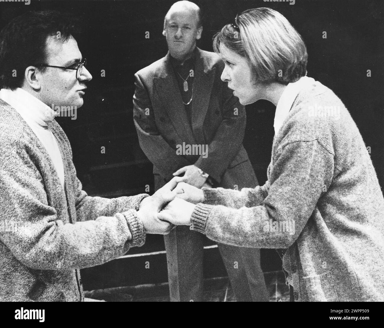 SCHAUSPIELERIN SOPHIE WINTER, „A WORD FROM OUR SPONSOR“ MINERVA THEATRE, CHICHESTER 1995 MIT PETER FORBES, LINKS, UND GRAHAM KENT PIC MIKE WALKER Stockfoto