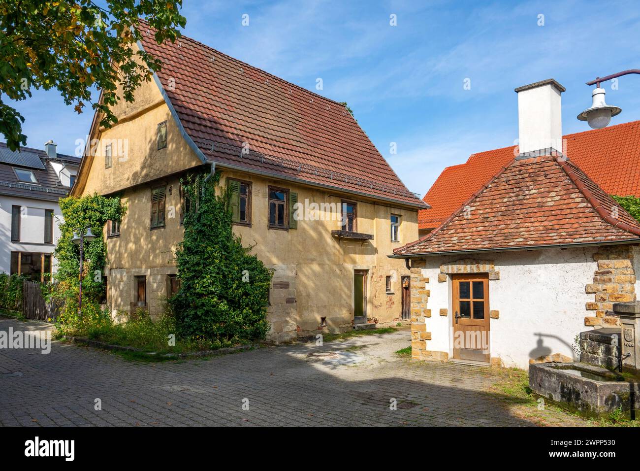 Filderstadt-Sielmingen, Arnoldisches Haus oder Melchers Haus, zweigeschossiger verputzter Fachwerkbau mit Vorhalle. Daneben befindet sich die Bäckerei und der Wappenbrunnen. Stockfoto
