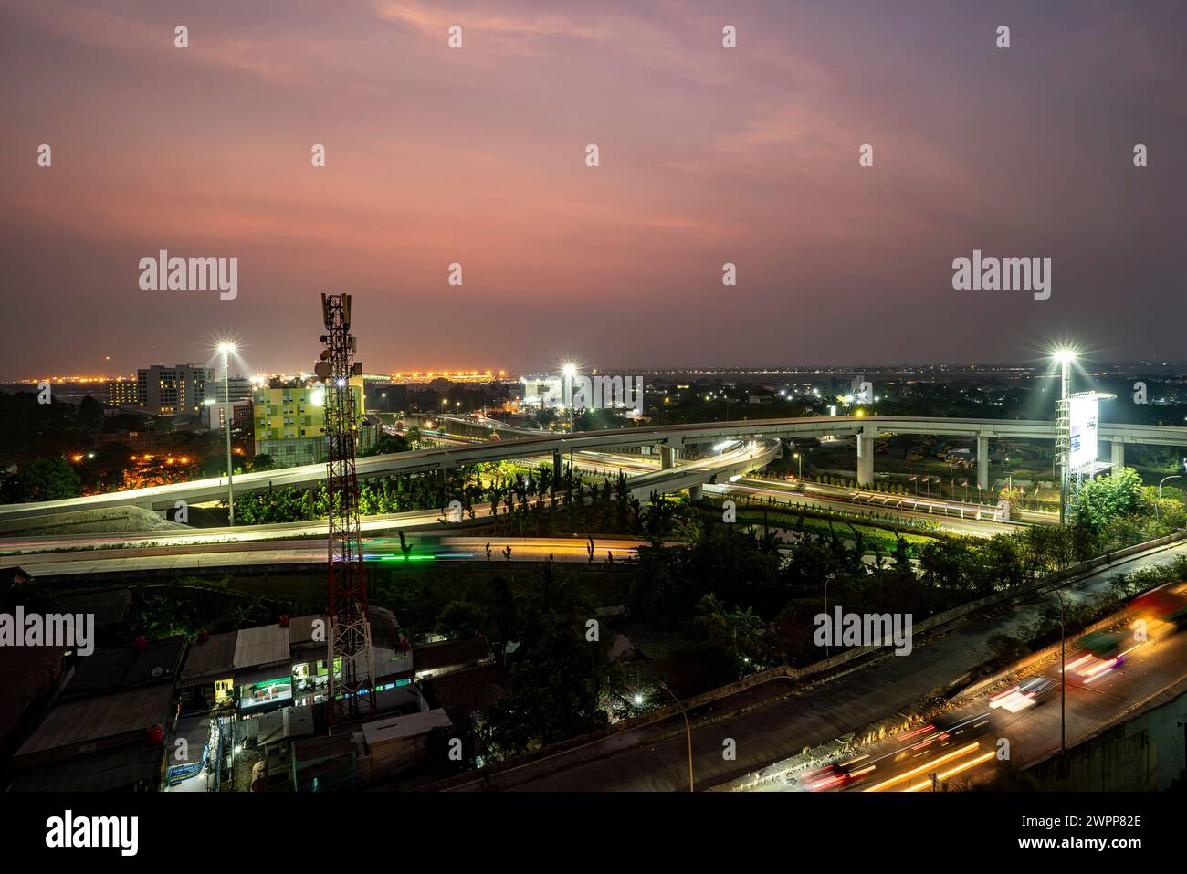 Abendlicher Verkehr in Jakarta, Flughafennähe, Jakarta, Java, Indonesien Stockfoto