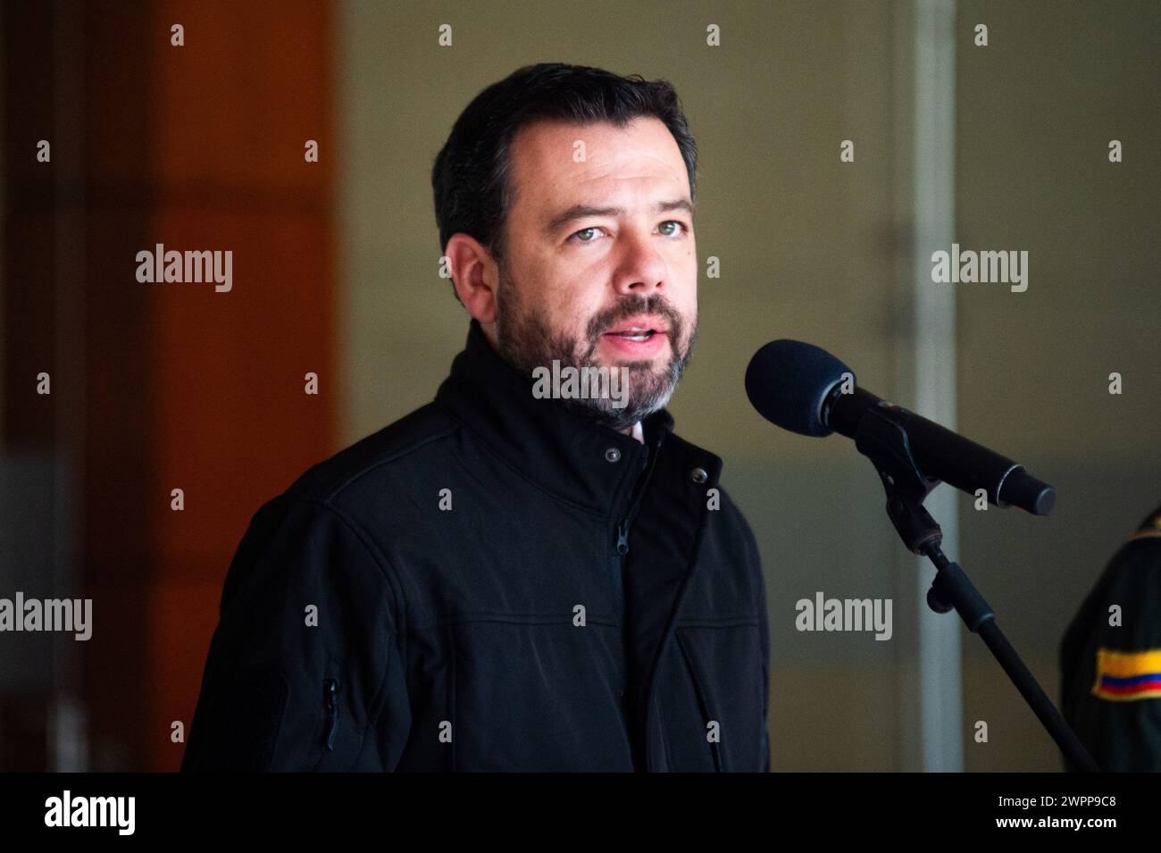 Bogotas Bürgermeister Carlos Fernando Galan spricht mit den Medien über Bogotas Fortschritte und Fälle nach einem sicherheitsrat in Bogota, Kolumbien. Stockfoto