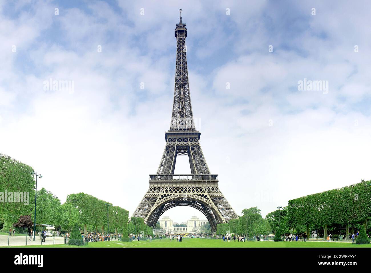 Eiffelturm in Paris mit zentraler Perspektive. Stockfoto
