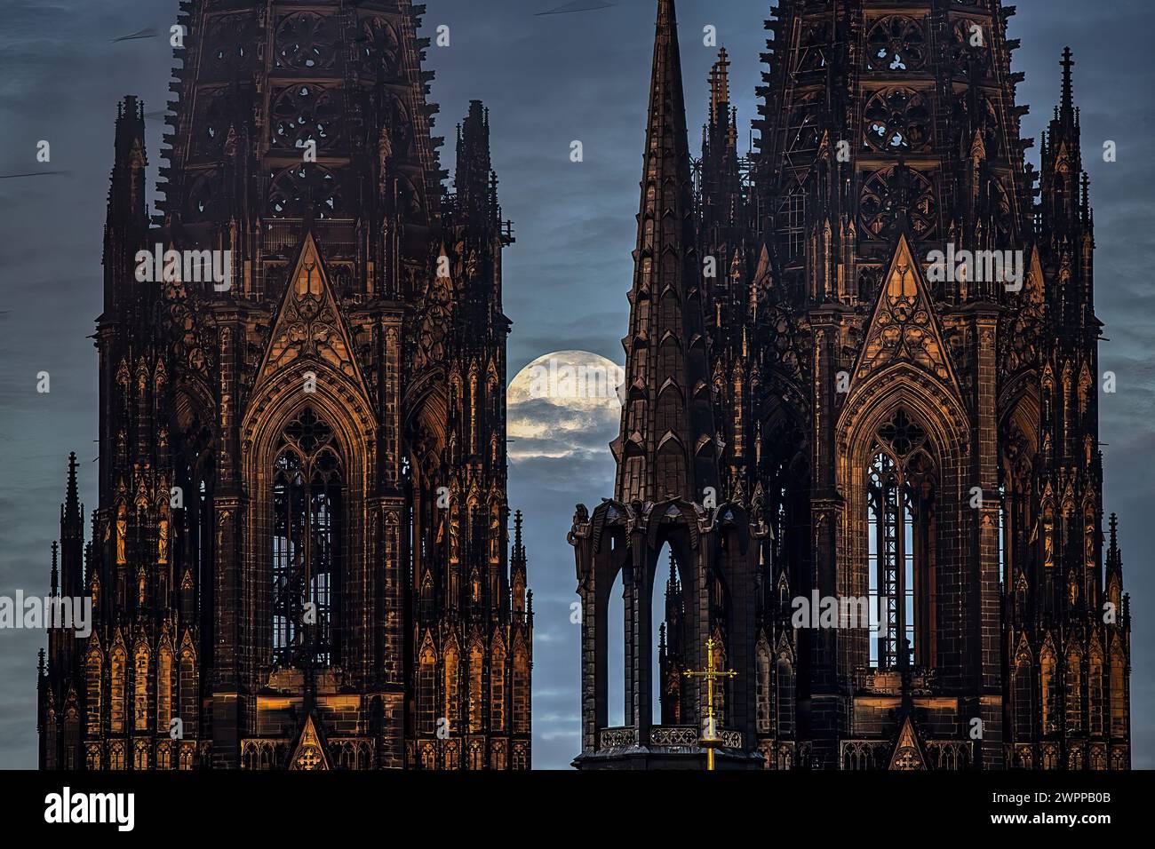 Der Vollmond mit Wolken hinter dem Turm des kölner Doms Stockfoto