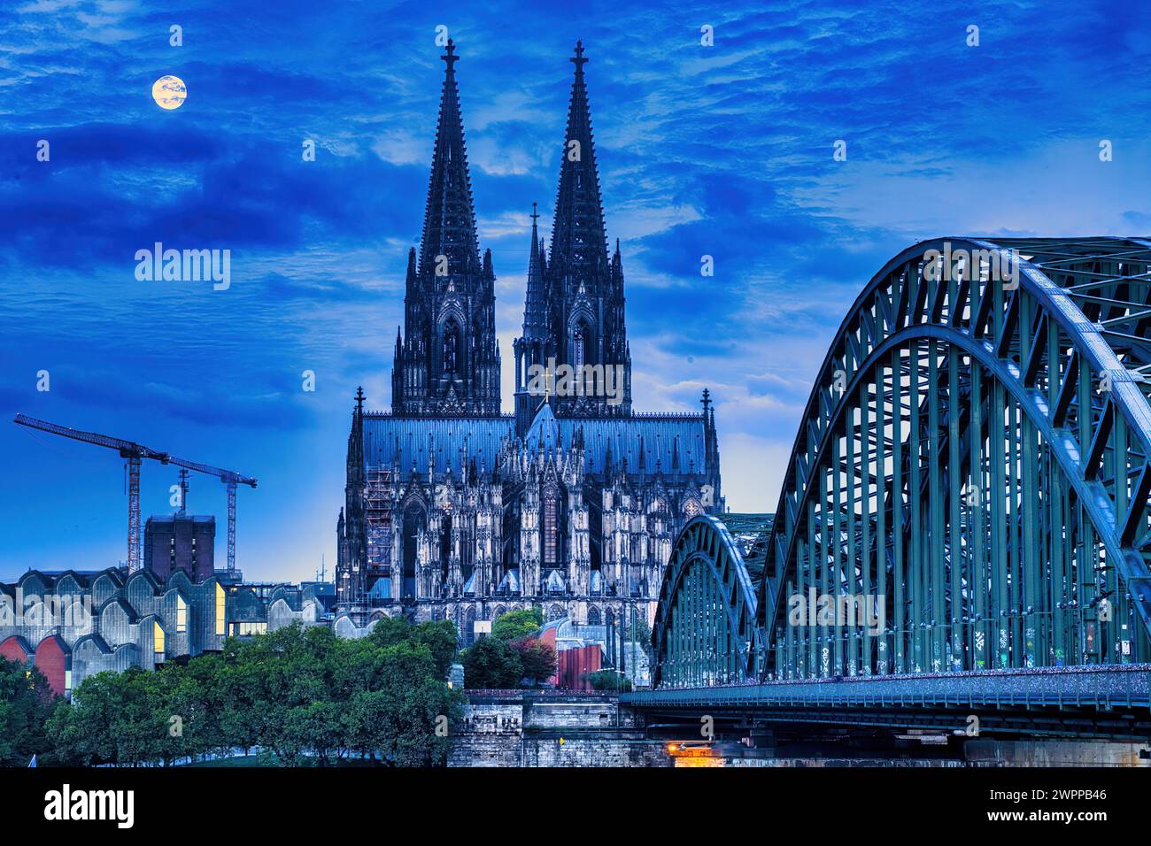 Kölner Dom mit Vollmond, Hohenzollernbrücke Rhein Stockfoto