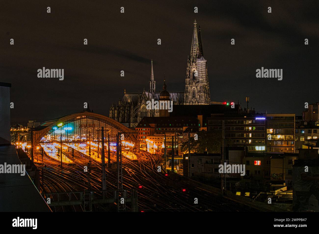 Köln, Deutschland, beleuchteter Hauptbahnhof mit Dom Stockfoto