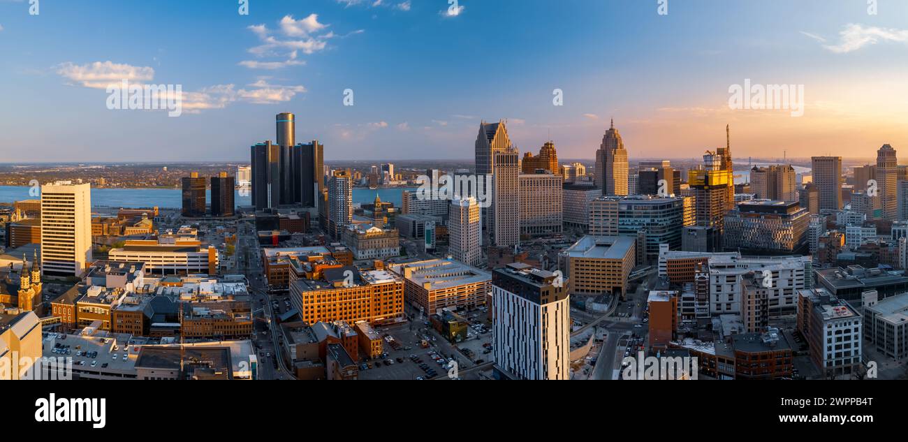 Aus der Vogelperspektive auf Detroit Downtown unter der Abendsonne. Zweitgrößte Metropolregion im mittleren westen Amerikas. Stockfoto