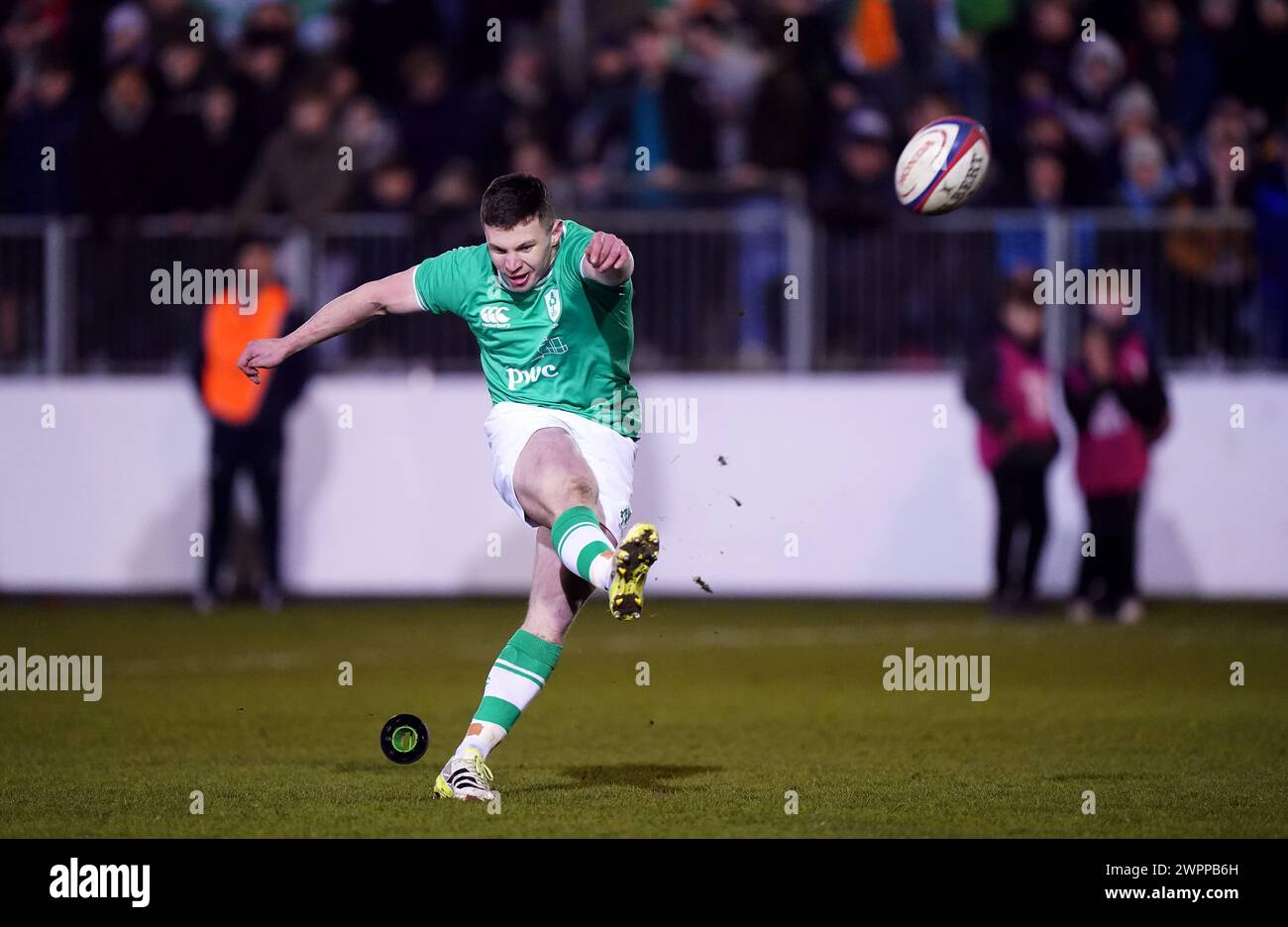 Der irische Sean Naughton tritt während des U20 Six Nations
