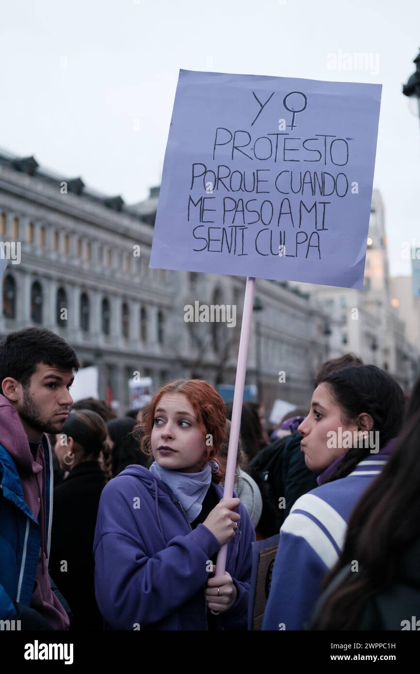 Mehrere Frauen protestieren während der 8M Demonstration am Internationalen Frauentag am 8. März 2024 in Madrid Stockfoto
