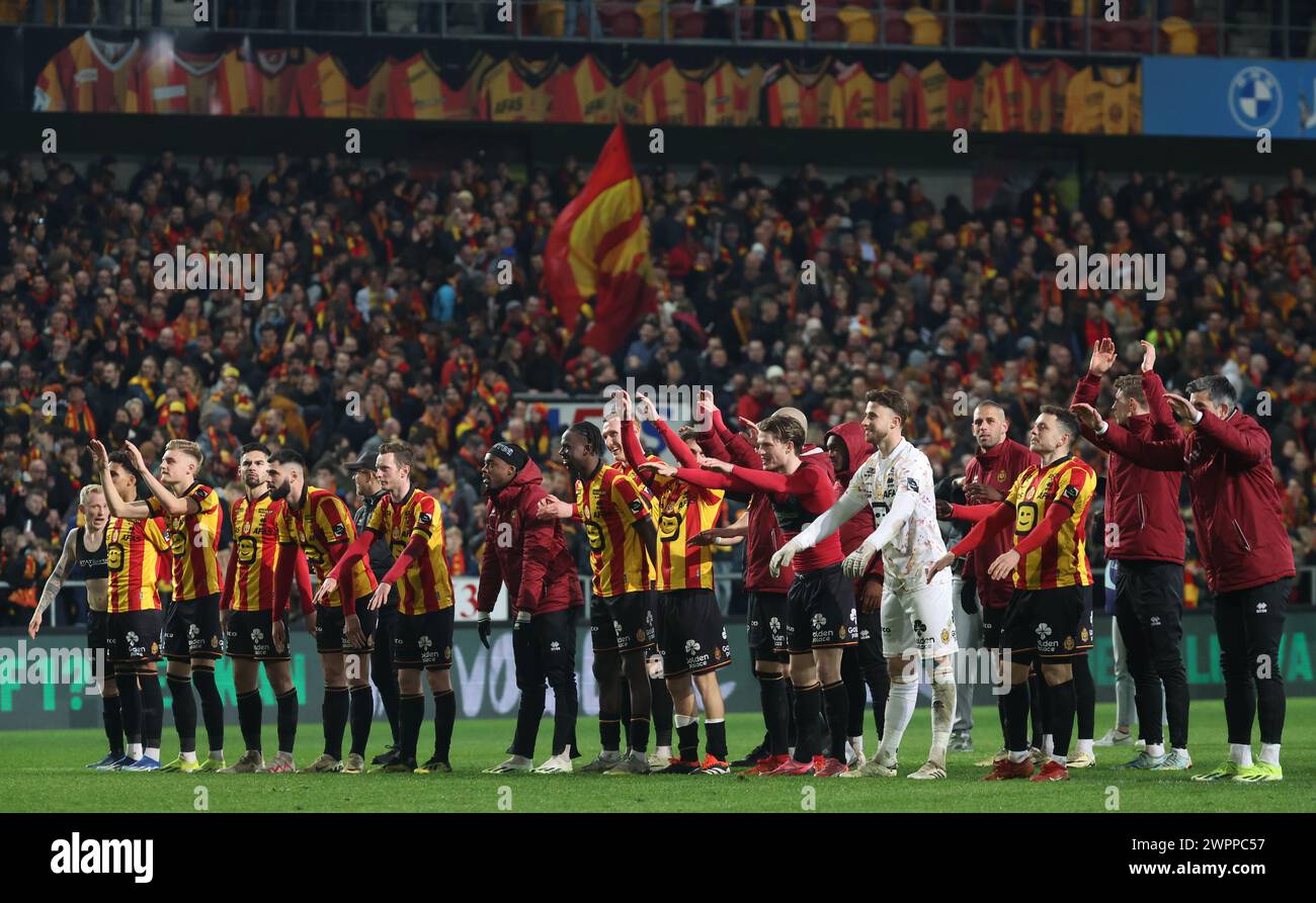 Mechelen, Belgien. März 2024. Mechelens Spieler feiern nach dem Sieg eines Fußballspiels zwischen KV Mechelen und KVC Westerlo am Freitag, den 08. März 2024 in Mechelen, am 29. Tag der Saison 2023-2024 der ersten Liga der „Jupiler Pro League“ der belgischen Meisterschaft. BELGA PHOTO VIRGINIE LEFOUR Credit: Belga News Agency/Alamy Live News Stockfoto