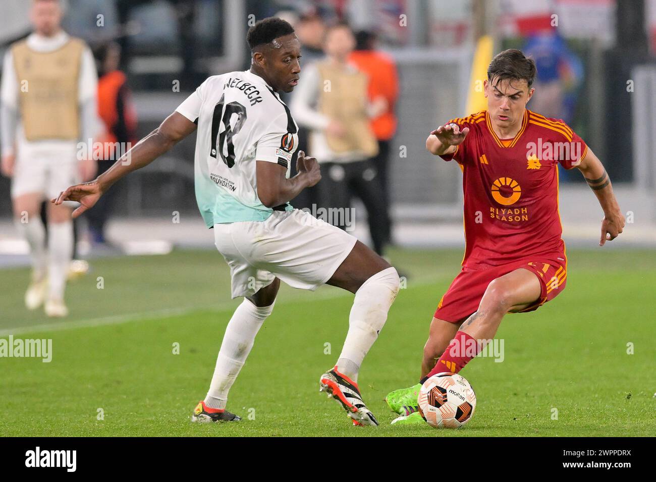 Roma, Italien. März 2024. Paulo Dybala von AS Roma und Danny Welbeck von Brighton & Hove Albion FC während des Spiels der UEFA Europa League, Roma vs Brighton & Hove Albion, 7. März 2024 (Foto: AllShotLive/SIPA USA) Credit: SIPA USA/Alamy Live News Stockfoto