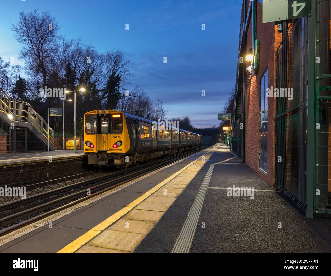 Merseyrail Elektrics Retro blau und grau lackiert Klasse 507 dritter elektrischer Zug 507001 am Bahnhof St. Michaels bei Nacht Stockfoto