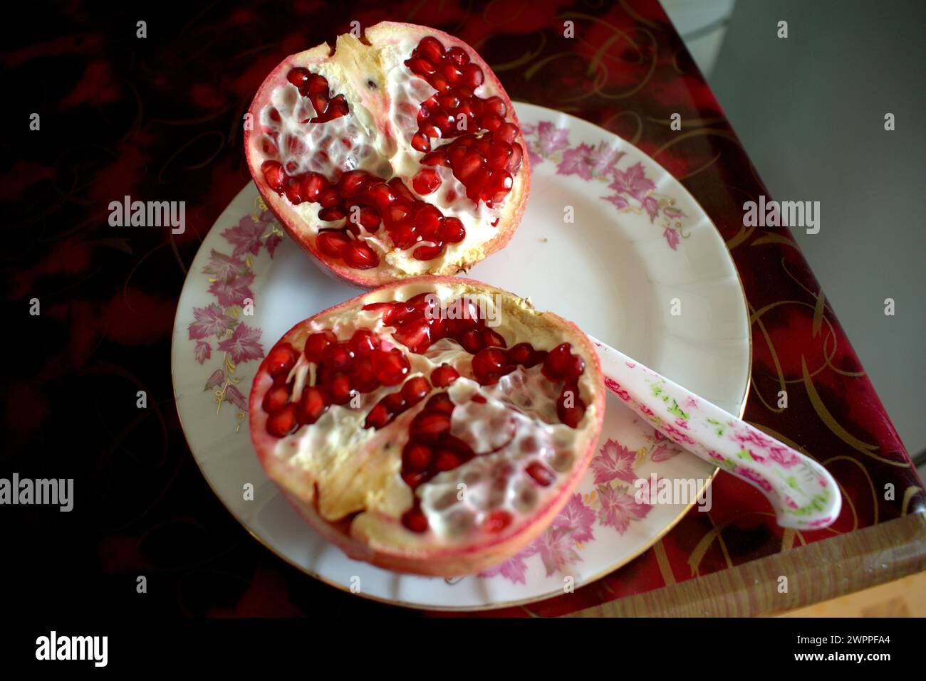Granatapfel in einer Schüssel Stockfoto