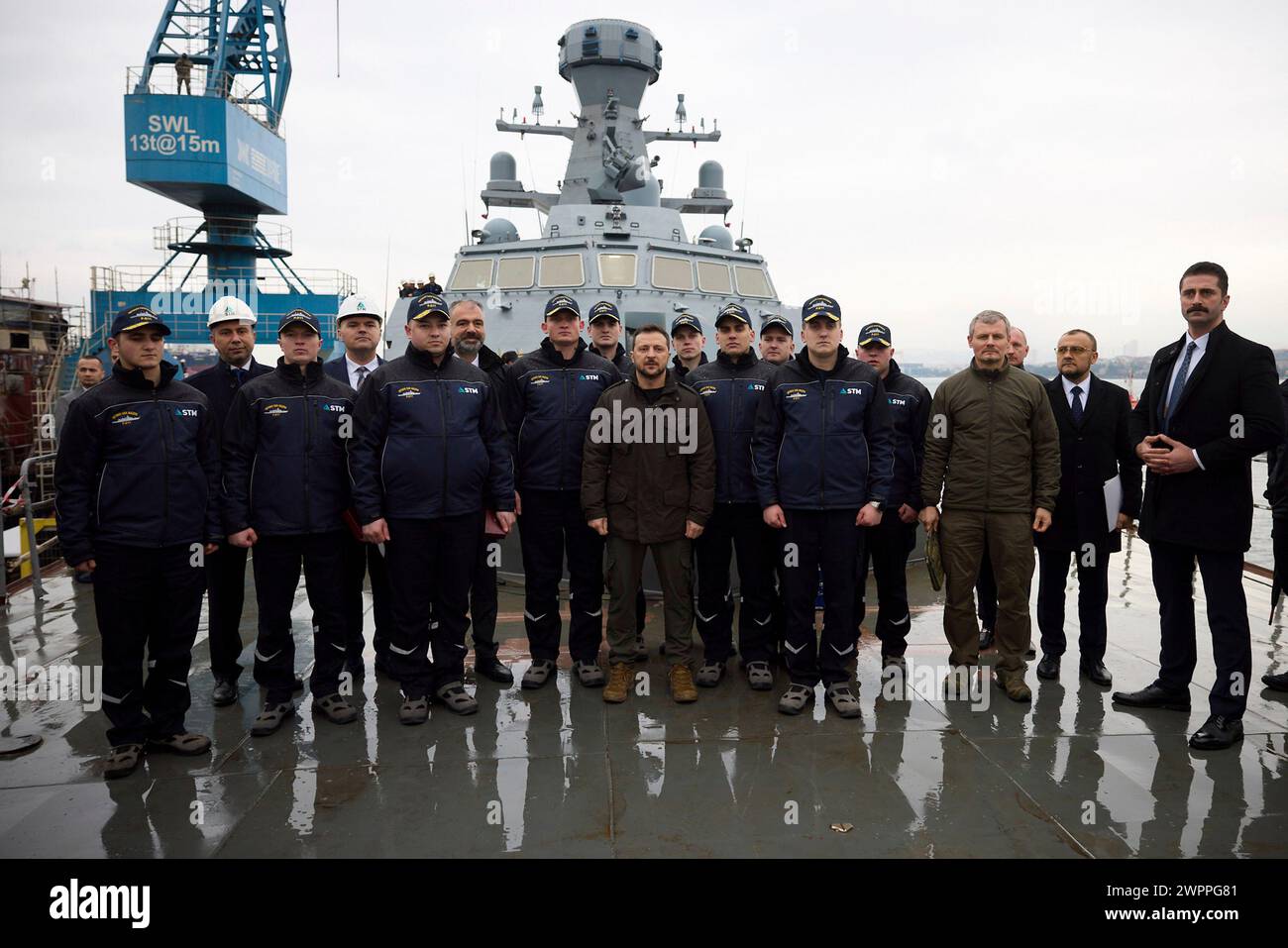 Istanbul, Türkei. März 2024. Der ukrainische Präsident Wolodymyr Zelenskyj, Zentrum, posiert mit ukrainischen Marineschifffahrern während einer Inspektion einer Anti-U-Boot-Korvette der Ada-Klasse, die für die ukrainische Marine in der türkischen STM-Werft gebaut wird, am 8. März 2024 in Istanbul, Türkei. Kredit: Ukrainischer Ratsvorsitz/Pressestelle Des Ukrainischen Präsidenten/Alamy Live News Stockfoto