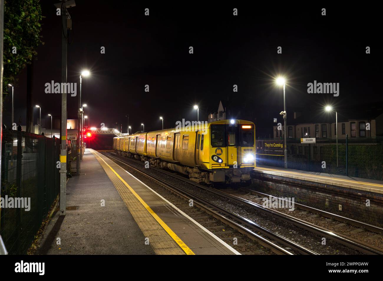 Merseyrail Electrics Class 507 Third Rail Electric Train 507014 am Bahnhof Ainsdale, Southport, UK bei Nacht Stockfoto
