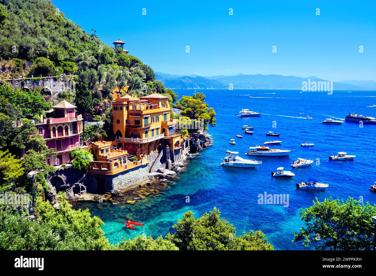 Luxuriöse Villen am Meer in Portofino, Italien. Malerische Bucht mit Booten im Mittelmeer. Stockfoto