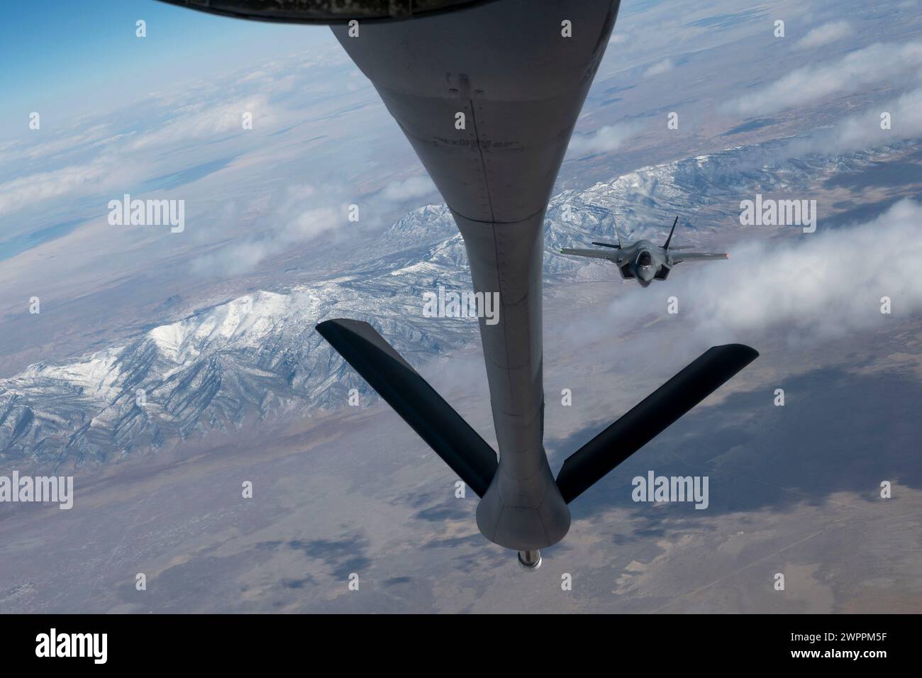 Rocky Mountains, Usa. Februar 2024. Ein US-Air Force F-35A Lightning II Stealth-Kampfflugzeug, das den Black Widows der 421st Fighter Squadron zugeteilt wurde, nähert sich während der Übung EXPLODEO Over the Rocky Mountains am 27. Februar 2024 in Utah, um mit einem KC-135 Stratotanker der Air Force zu tanken. Ausweis: A1C Gavin Hameed/USA Air Force/Alamy Live News Stockfoto