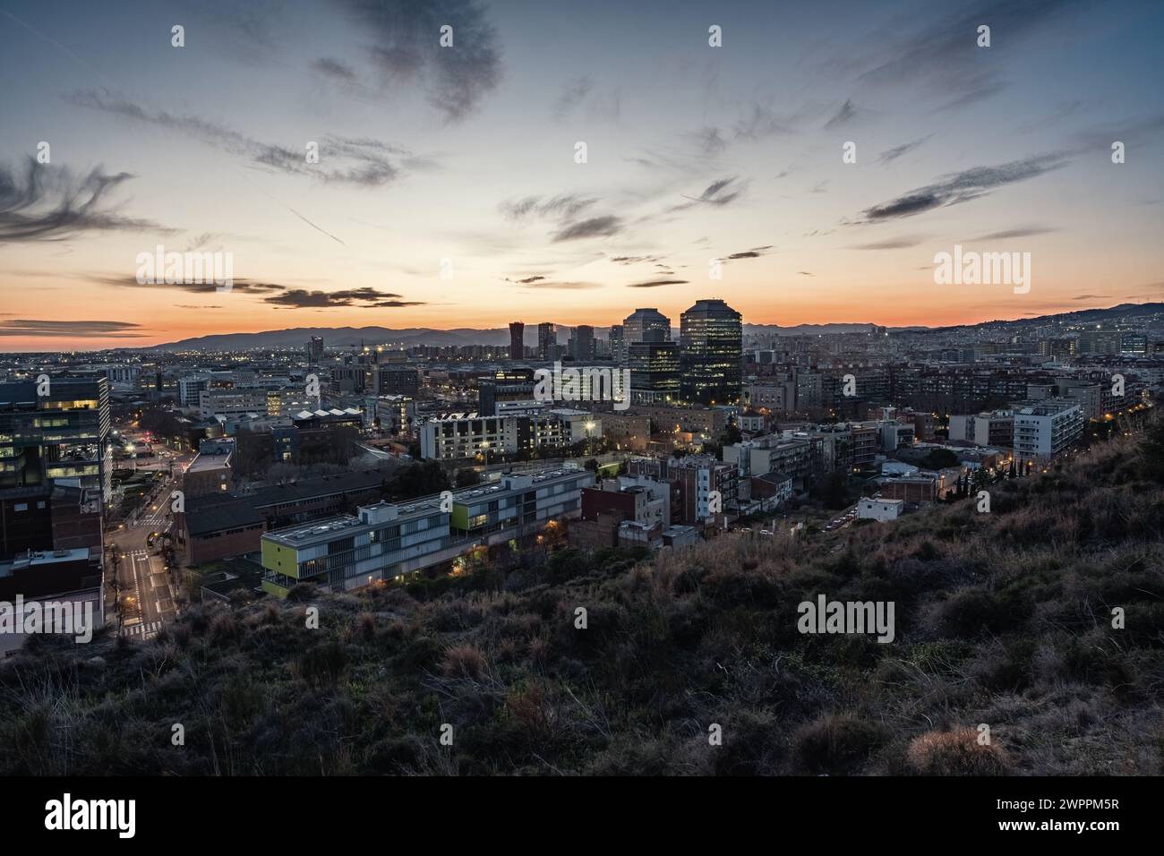 Panoramablick in der Abenddämmerung auf La Marina de Port, ein Viertel des Stadtteils Sants-Montjuic, im Südwesten von Barcelona, Spanien. Stockfoto