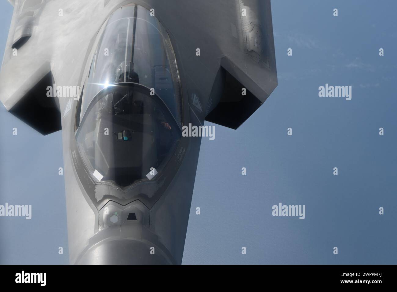 Golf von Mexiko, Vereinigte Staaten. März 2024. Ein US-Air Force F-35A Lightning II Stealth Kampfflugzeug, das den Nomaden des 33rd Fighter Wing zugewiesen wurde, nähert sich dem Auftanken von einer Air Force KC-135 Stratotanker am 1. März 2024 über dem Golf von Mexiko. Quelle: SRA Jessica DO/USA Air Force/Alamy Live News Stockfoto