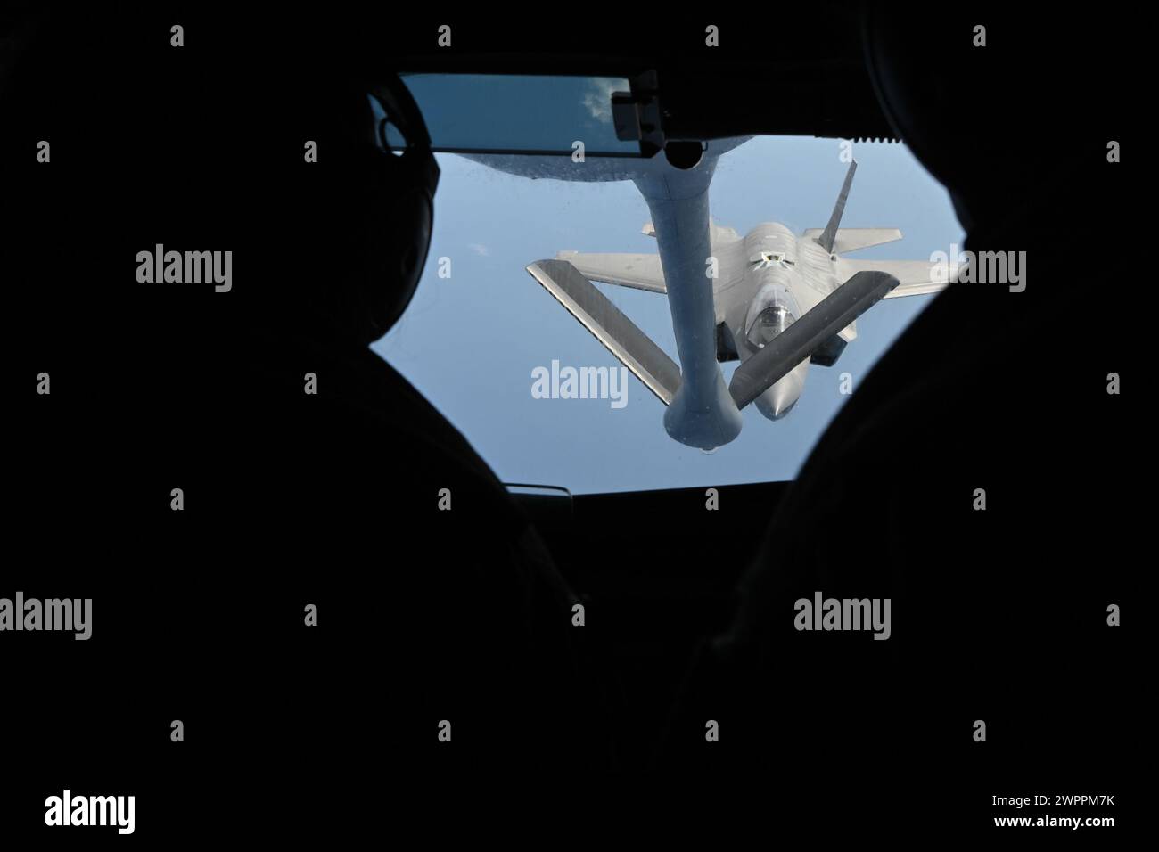 Golf von Mexiko, Vereinigte Staaten. März 2024. Ein US-Air Force F-35A Lightning II Stealth Kampfflugzeug, das den Nomaden des 33rd Fighter Wing zugewiesen wurde, nähert sich dem Auftanken von einer Air Force KC-135 Stratotanker am 1. März 2024 über dem Golf von Mexiko. Quelle: SRA Jessica DO/USA Air Force/Alamy Live News Stockfoto