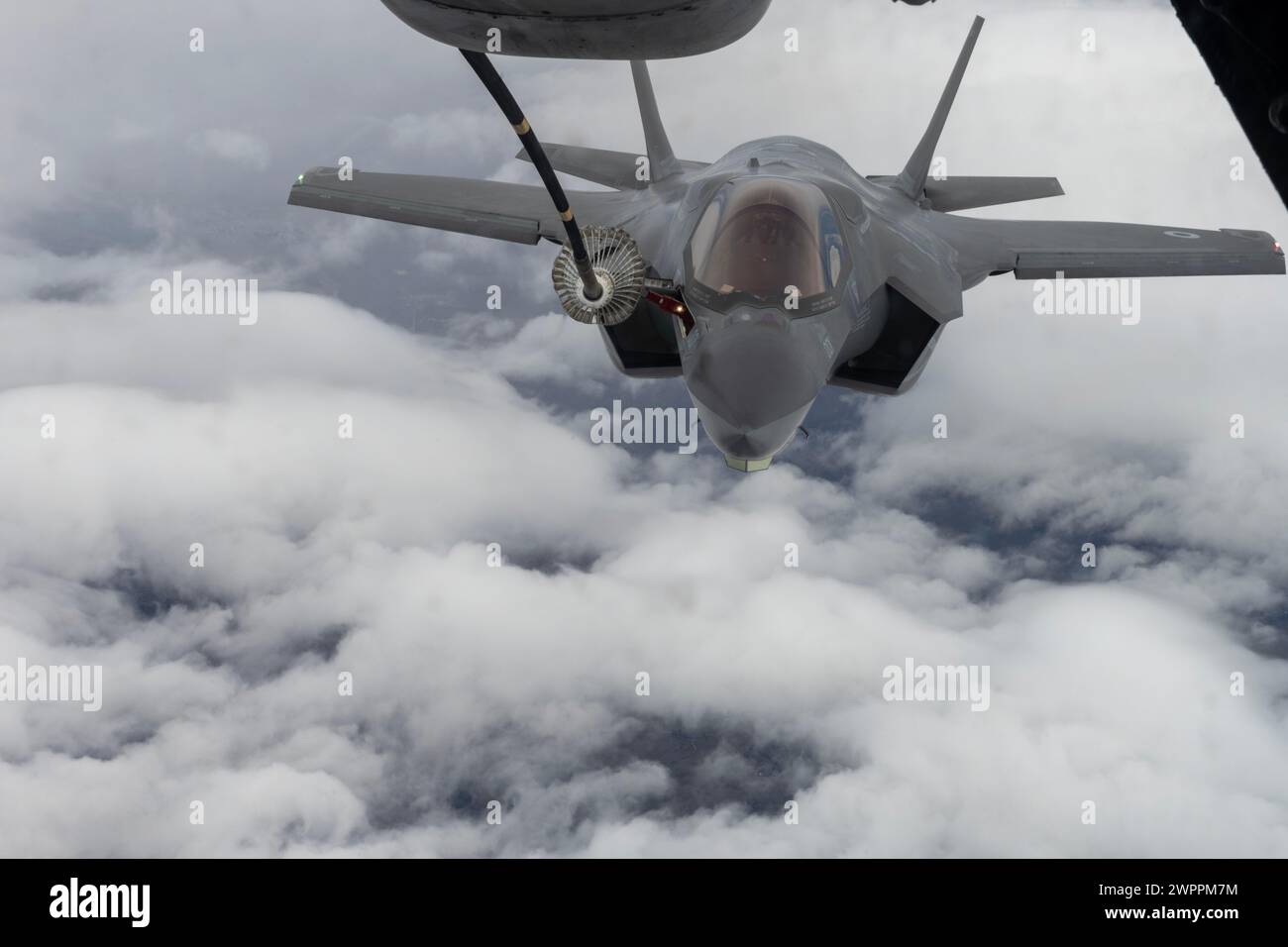 , Usa. Januar 2024. Ein US Marine Corps F-35B Lightning II Tarnflugzeug, betankt von einer Air Force KC-135 Stratotanker, 24. Januar 2024 über Kalifornien. Kredit: MSgt. Traci Keller/USA Air Force/Alamy Live News Stockfoto