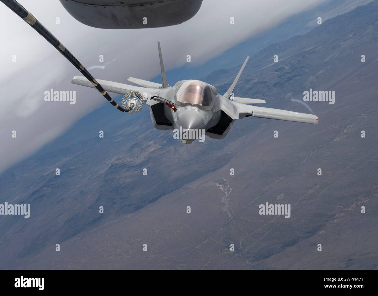 , Usa. Januar 2024. Ein US Marine Corps F-35B Lightning II Tarnflugzeug, betankt von einer Air Force KC-135 Stratotanker, 24. Januar 2024 über Kalifornien. Kredit: MSgt. Traci Keller/USA Air Force/Alamy Live News Stockfoto