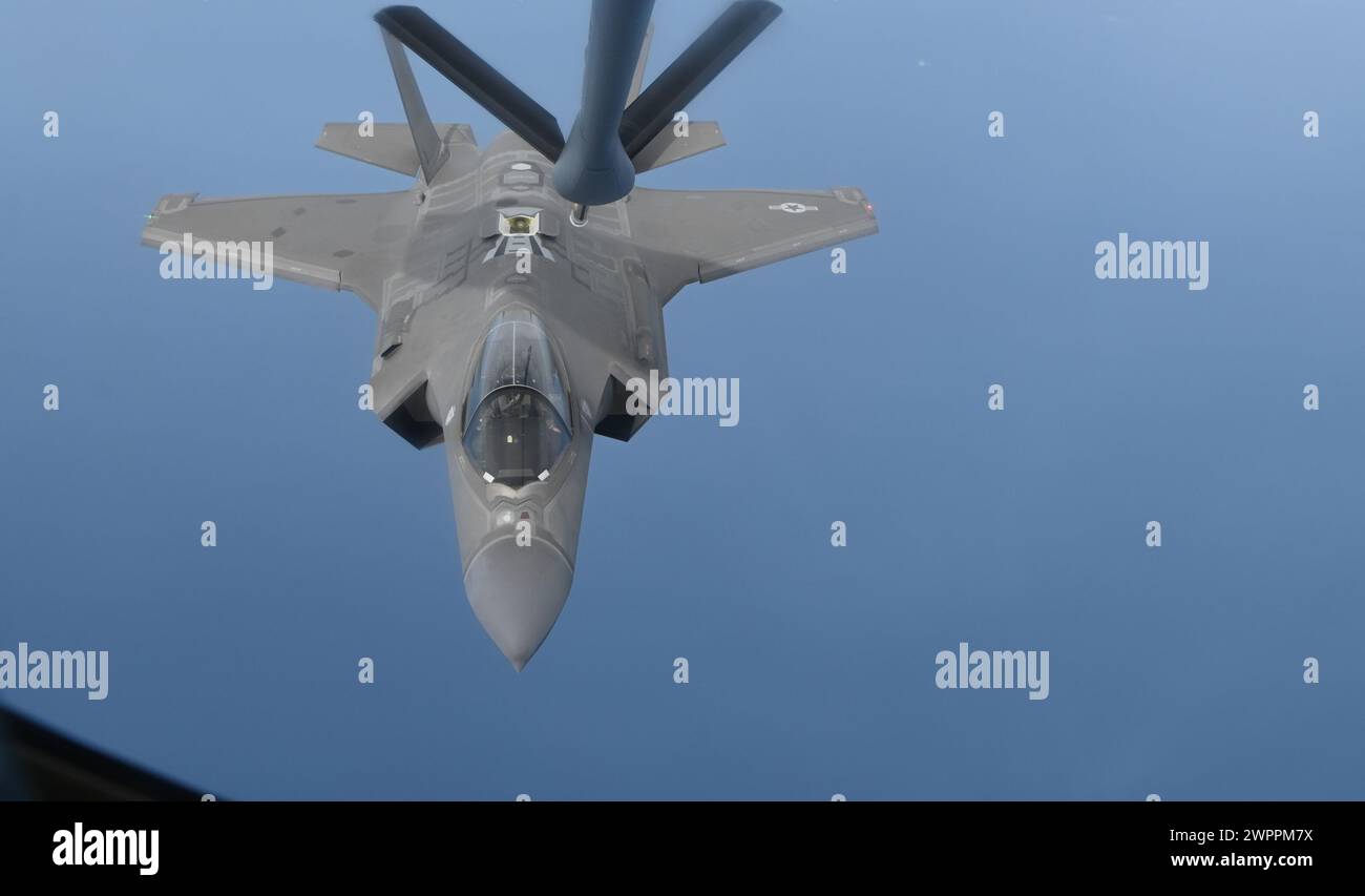 Golf von Mexiko, Vereinigte Staaten. März 2024. Ein US-Luftwaffe F-35A Lightning II, das den Nomaden des 33rd Fighter Wing zugewiesen wurde, betankt von einem KC-135 Stratotanker der Luftwaffe am 1. März 2024 über dem Golf von Mexiko. Quelle: SRA Jessica DO/USA Air Force/Alamy Live News Stockfoto