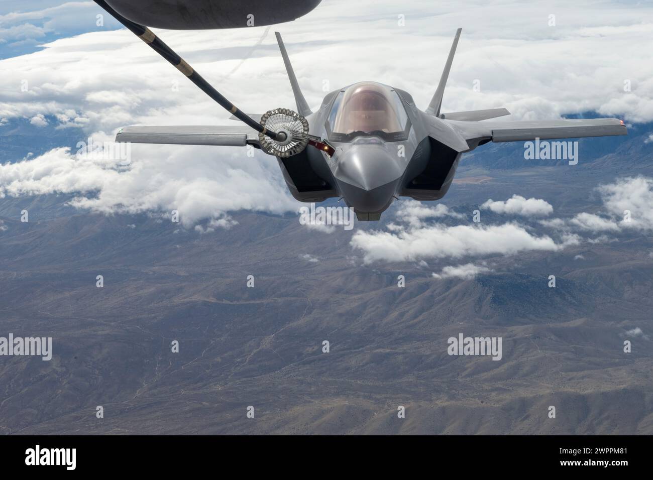 , Usa. Januar 2024. Ein US Marine Corps F-35B Lightning II Tarnflugzeug, betankt von einer Air Force KC-135 Stratotanker, 24. Januar 2024 über Kalifornien. Kredit: MSgt. Traci Keller/USA Air Force/Alamy Live News Stockfoto