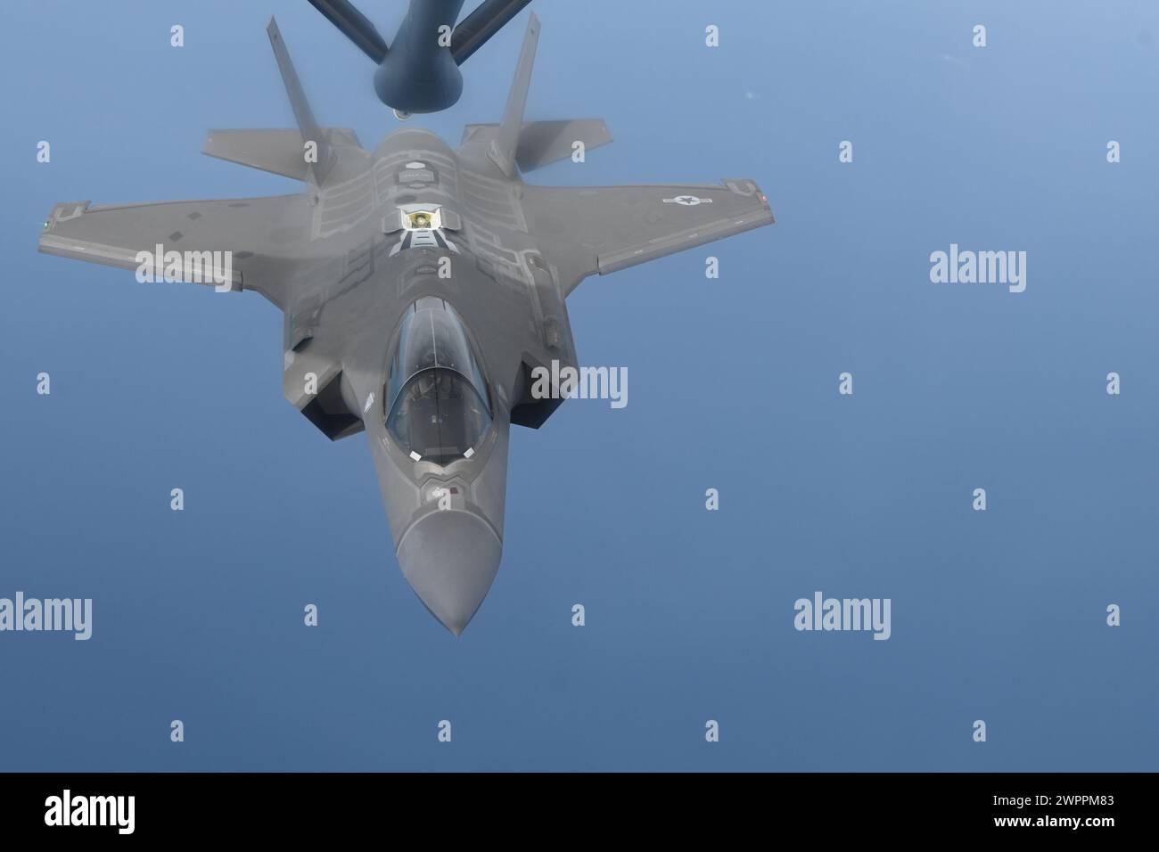 Golf von Mexiko, Vereinigte Staaten. März 2024. Ein US-Air Force F-35A Lightning II Stealth Kampfflugzeug, das den Nomaden des 33rd Fighter Wing zugewiesen wurde, nähert sich dem Auftanken von einer Air Force KC-135 Stratotanker am 1. März 2024 über dem Golf von Mexiko. Quelle: SRA Jessica DO/USA Air Force/Alamy Live News Stockfoto