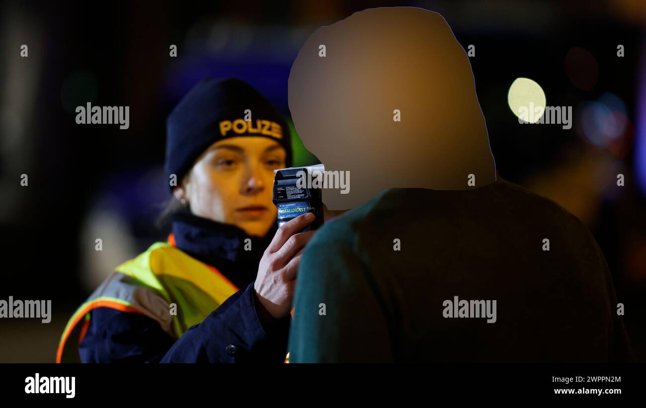 Aschaffenburg, Deutschland. März 2024. Eine Polizistin misst den Atemalkoholgehalt eines Fahrers mit einem Atemgerät, um festzustellen, ob er möglicherweise unter Alkoholeinfluss steht. Hinweis: Heiko Becker/dpa - ACHTUNG: Person(en) wurde/wurden aus rechtlichen Gründen pixeliert/dpa/Alamy Live News Stockfoto