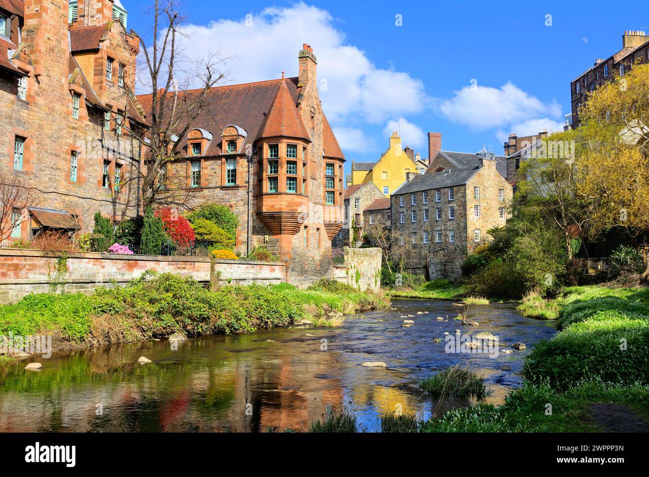 Wunderschönes Dean Village in Edinburgh, Schottland mit Reflexionen im Wasser von Leith Stockfoto