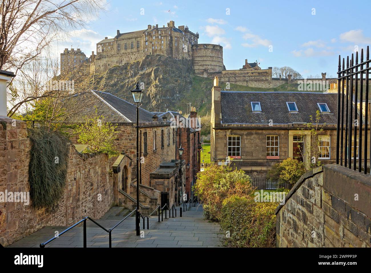 Blick auf die Burg Edinburgh von den mittelalterlichen Straßen der Altstadt, Schottland Stockfoto