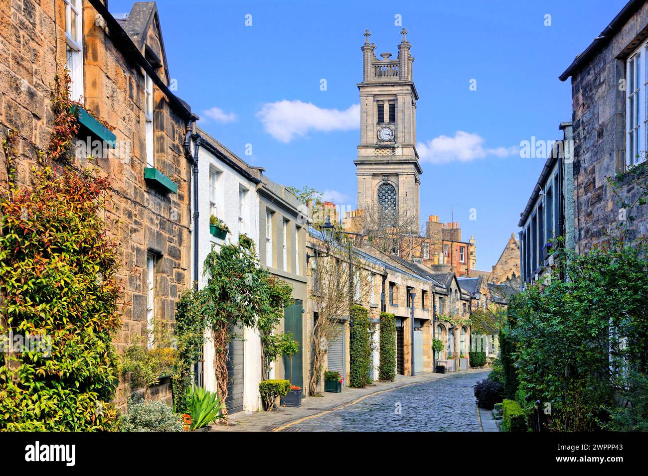 Malerische alte Wohnstraße mit Kirchturm in Edinburgh Schottland im Frühling Stockfoto