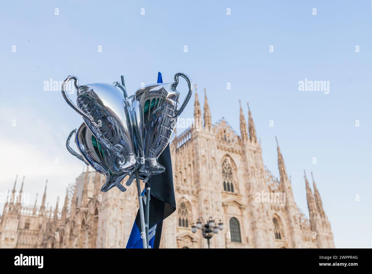Mailand, Italien - 10. Juni 2023: Feierliche Pokale in Vorbereitung auf die Champions League-Fußballspiele der Inter-Mannschaft auf der Piazza Duomo in Mailand Stockfoto