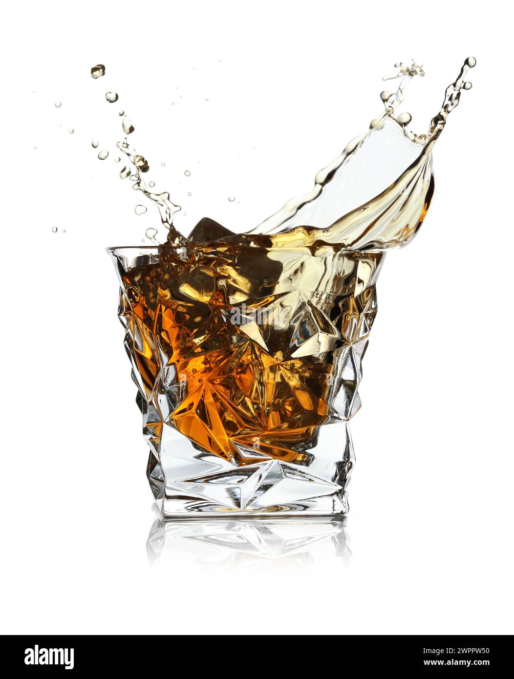 Whiskey-Spritzer in Glas isoliert auf weiß Stockfoto