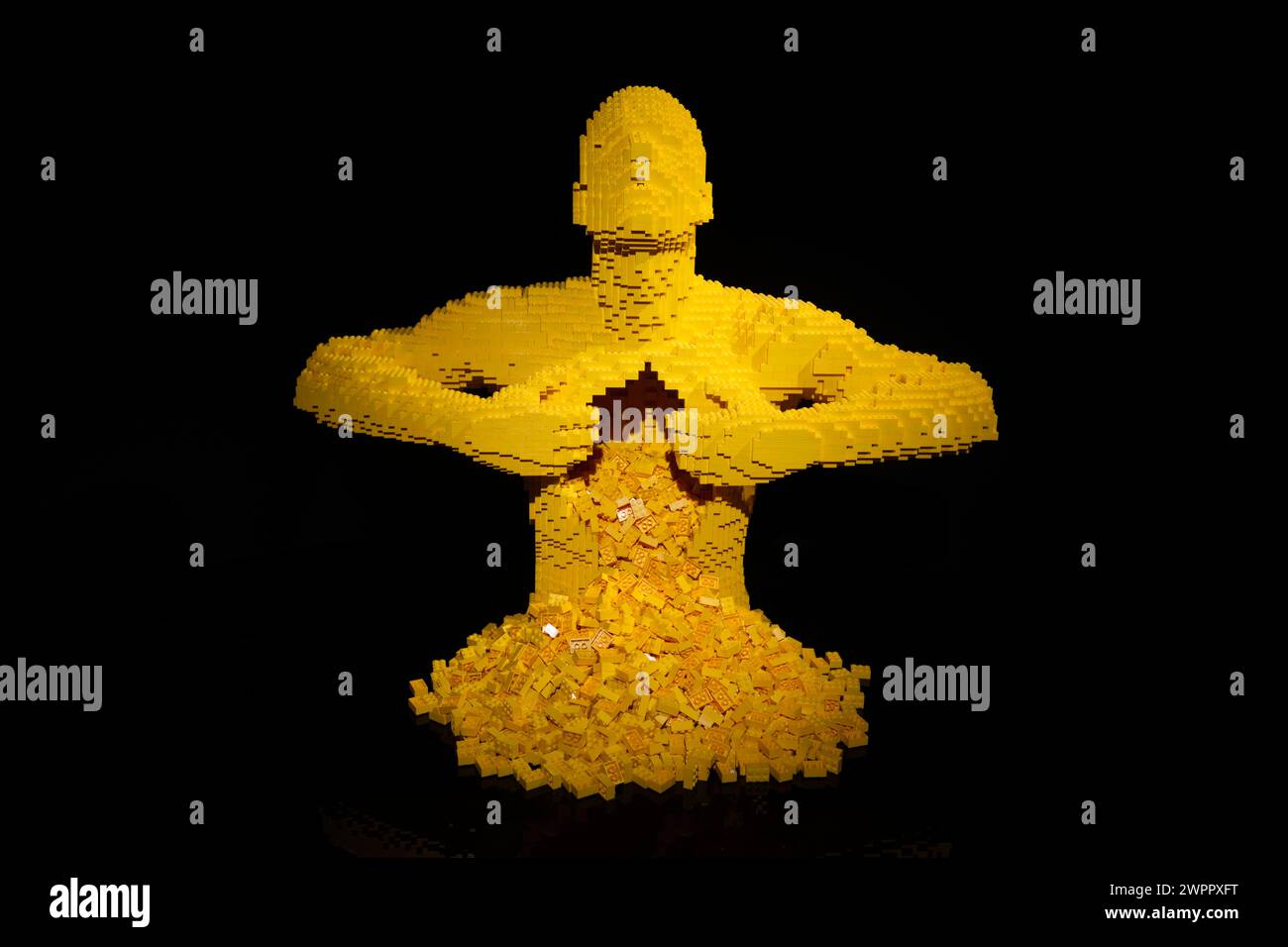 Art of the Brick - London 2024 von Nathan Sawaya Yellow - 11.014 Steine Stockfoto
