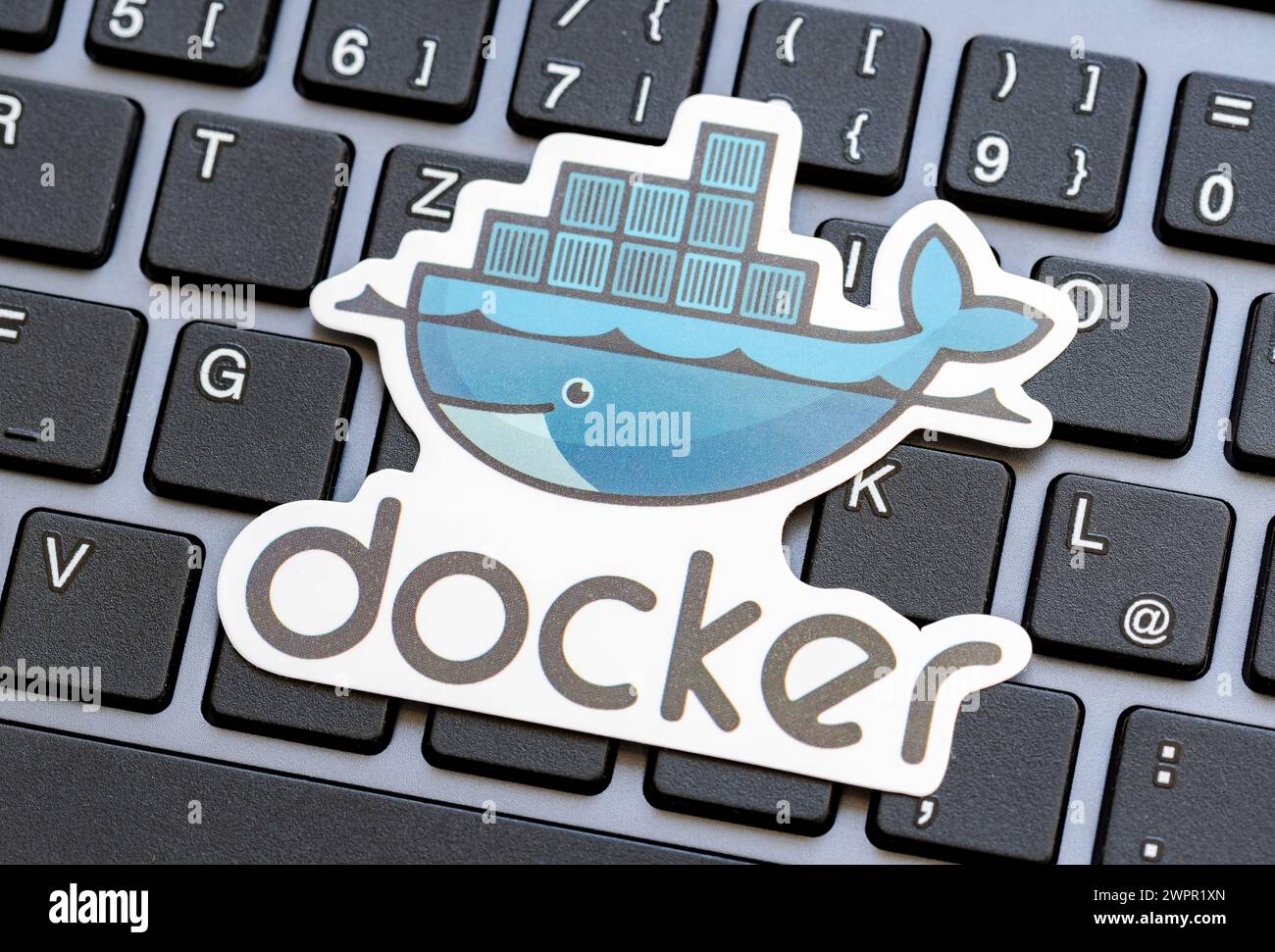 Docker-Logo auf einer Laptop-Tastatur, Docker Engine Container Virtualisierungstechnologie verwendet in Software-Entwicklung Symbol, einfache Kondition Stockfoto