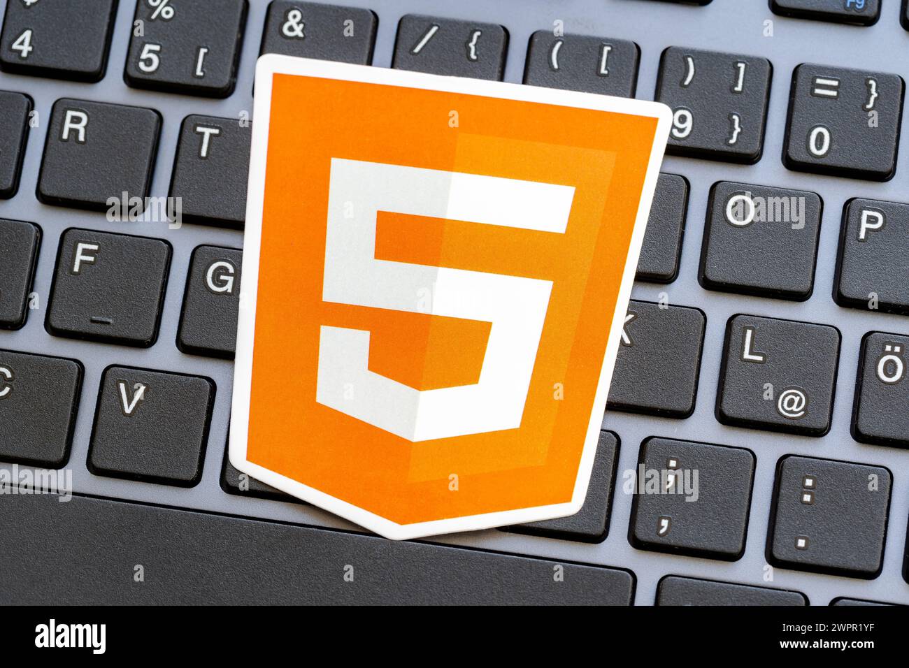 Orange HTML5-Markup-Sprache Logoaufkleber Desktop-PC-Computertastatur, Web-Entwicklungstechnologie Arbeitskonzept, Sprachen lernen, mit HTML 5 simp Stockfoto