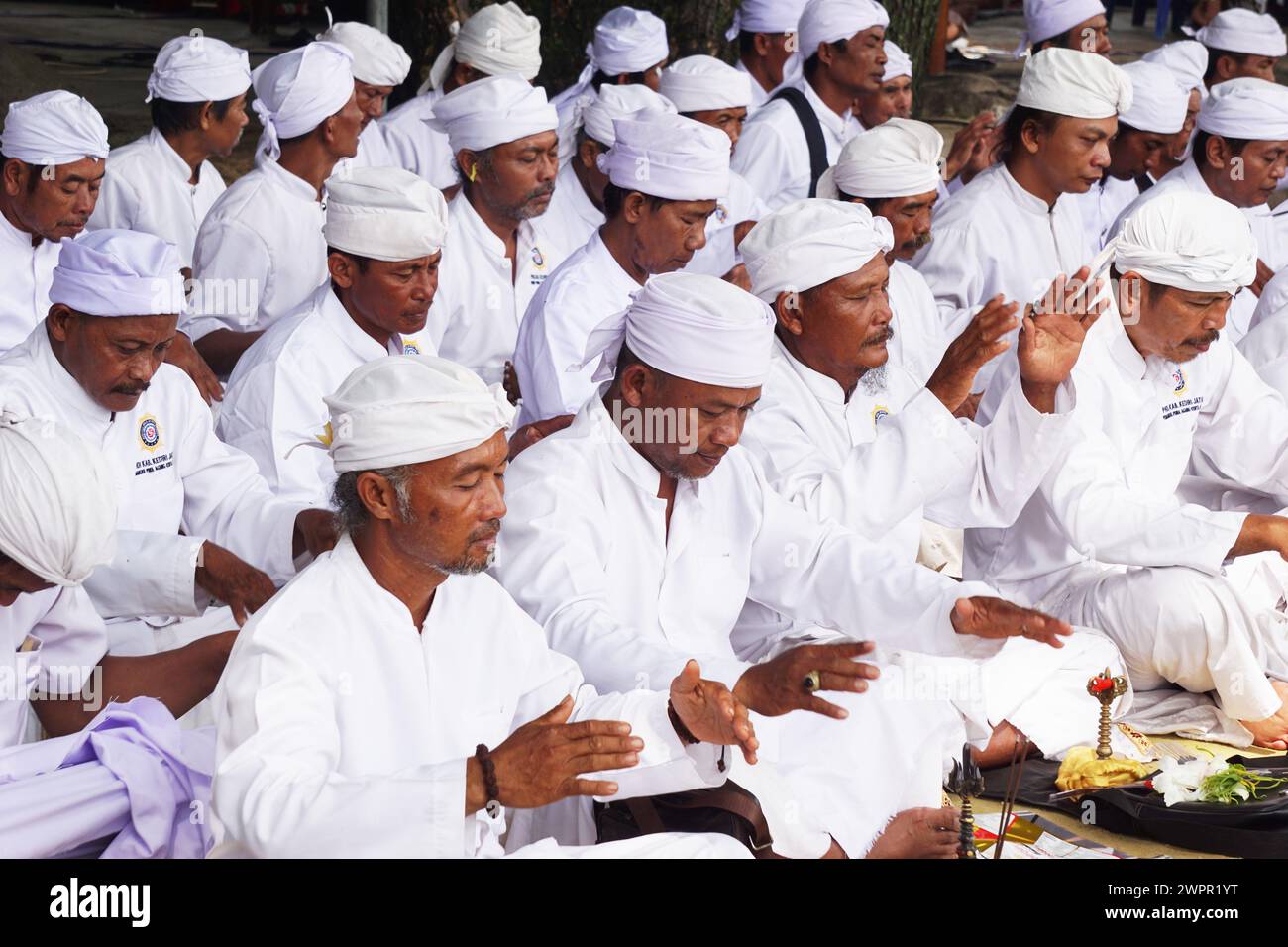 Hindus verrichten Gebete im Rahmen der Melasti-Zeremonie vor dem Nyepi-Tag Stockfoto