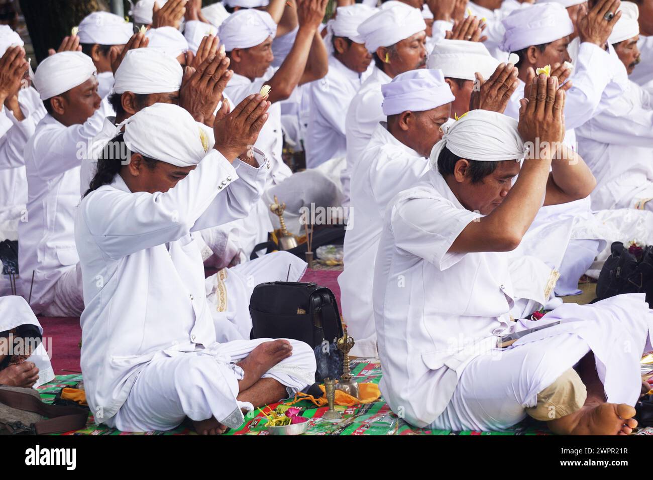 Hindus verrichten Gebete im Rahmen der Melasti-Zeremonie vor dem Nyepi-Tag Stockfoto