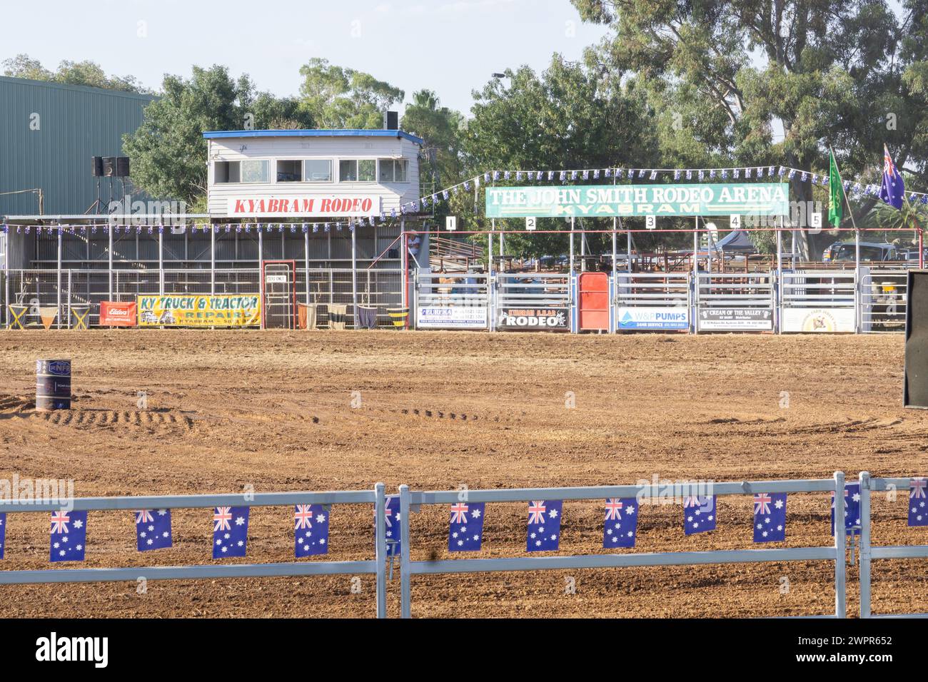 Zuschaueransicht der Rodeo Arena und der Tore Kyabram Victoria Australia 8. März 2024 Credit PjHickox/Alamy Live News Stockfoto