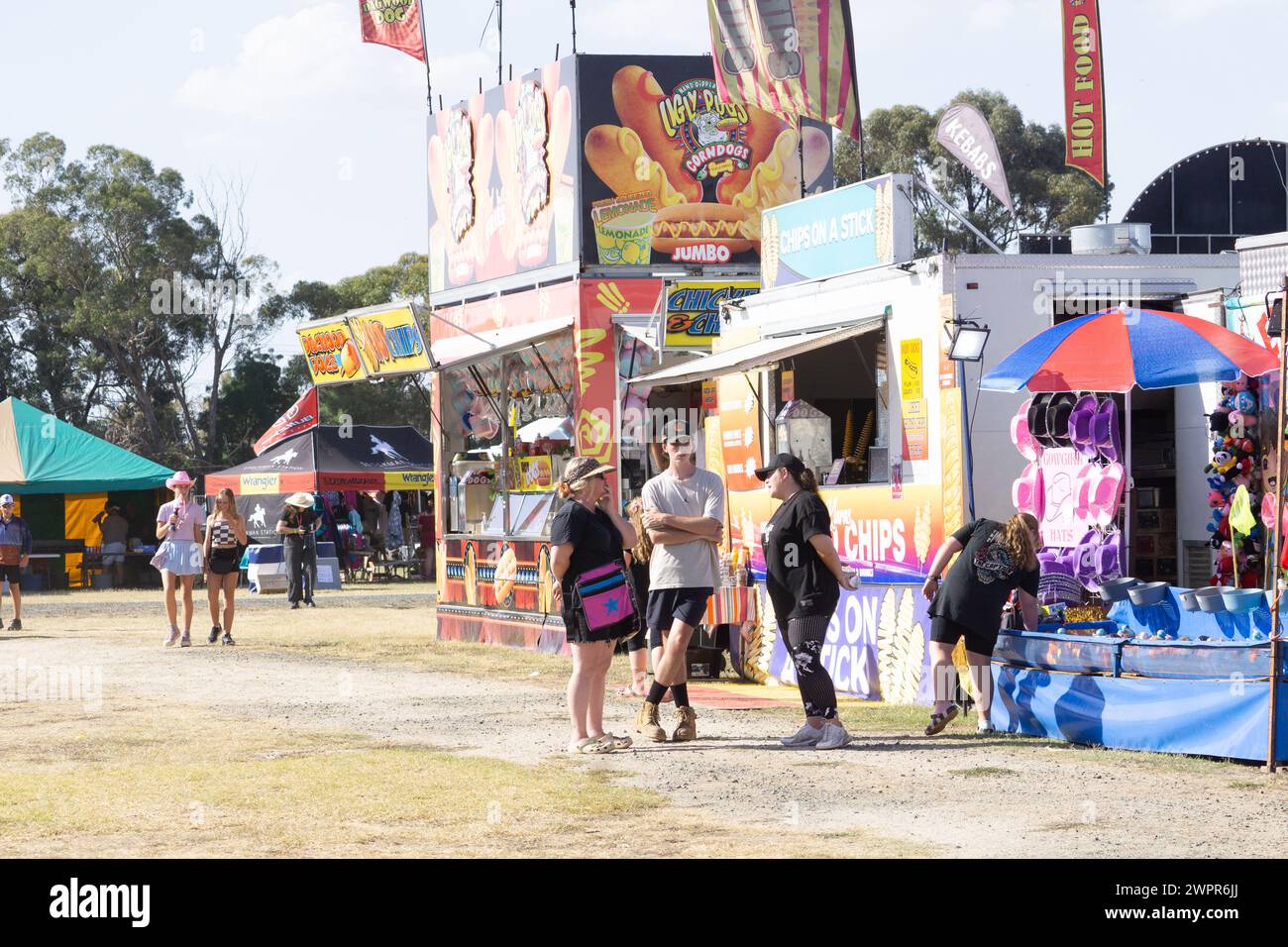 Einige der Attraktionen der Side Show Alley Kyabram Victoria Australia 8. März 2024 Credit PjHickox/Alamy Live News Stockfoto