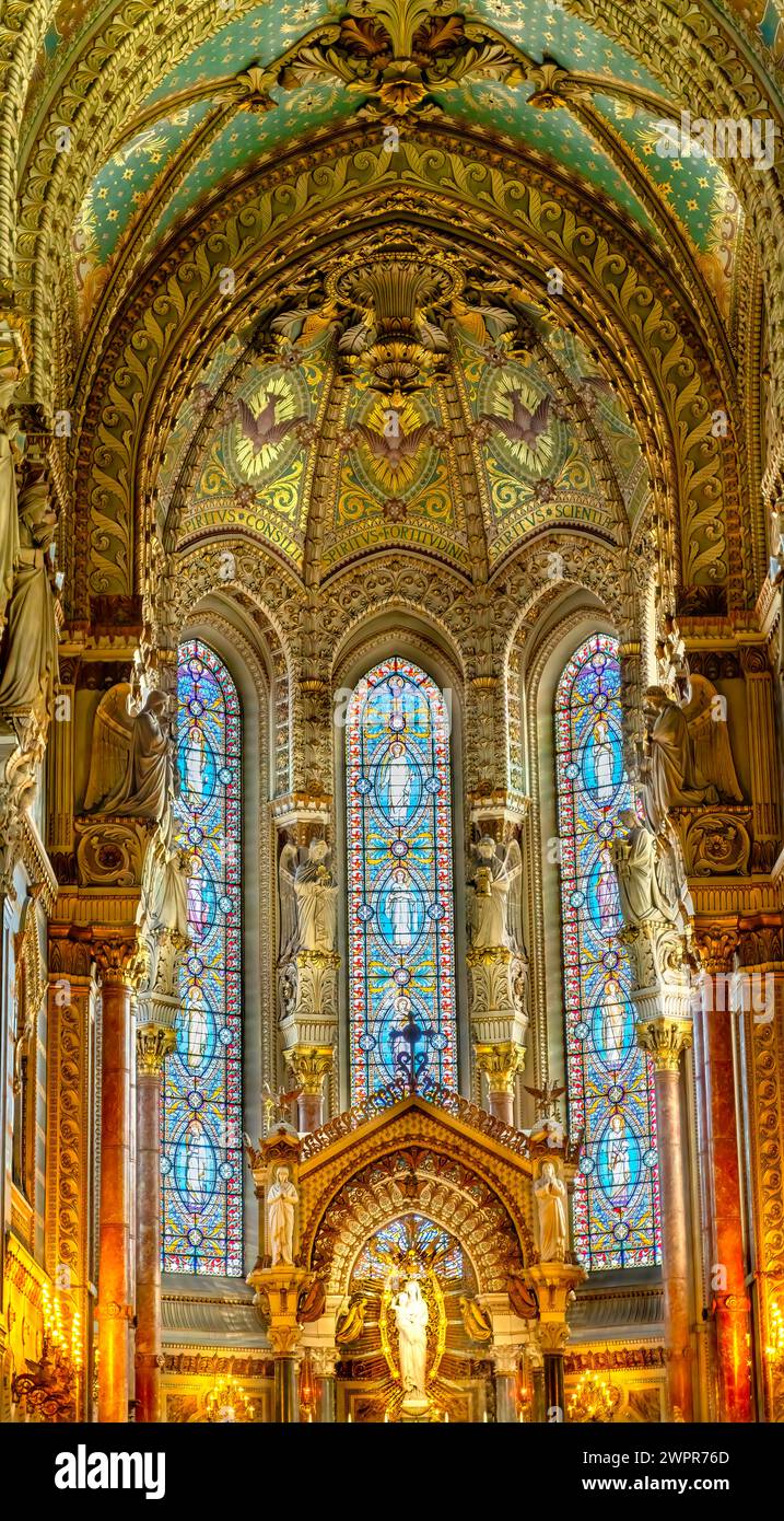 Bunte Mosaiken Altar Buntglasbasilika Notre Dame de Fourvière Lyon Frankreich. Gebaut von 1872 bis 1896. Der Jungfrau Maria gewidmet und danke Stockfoto