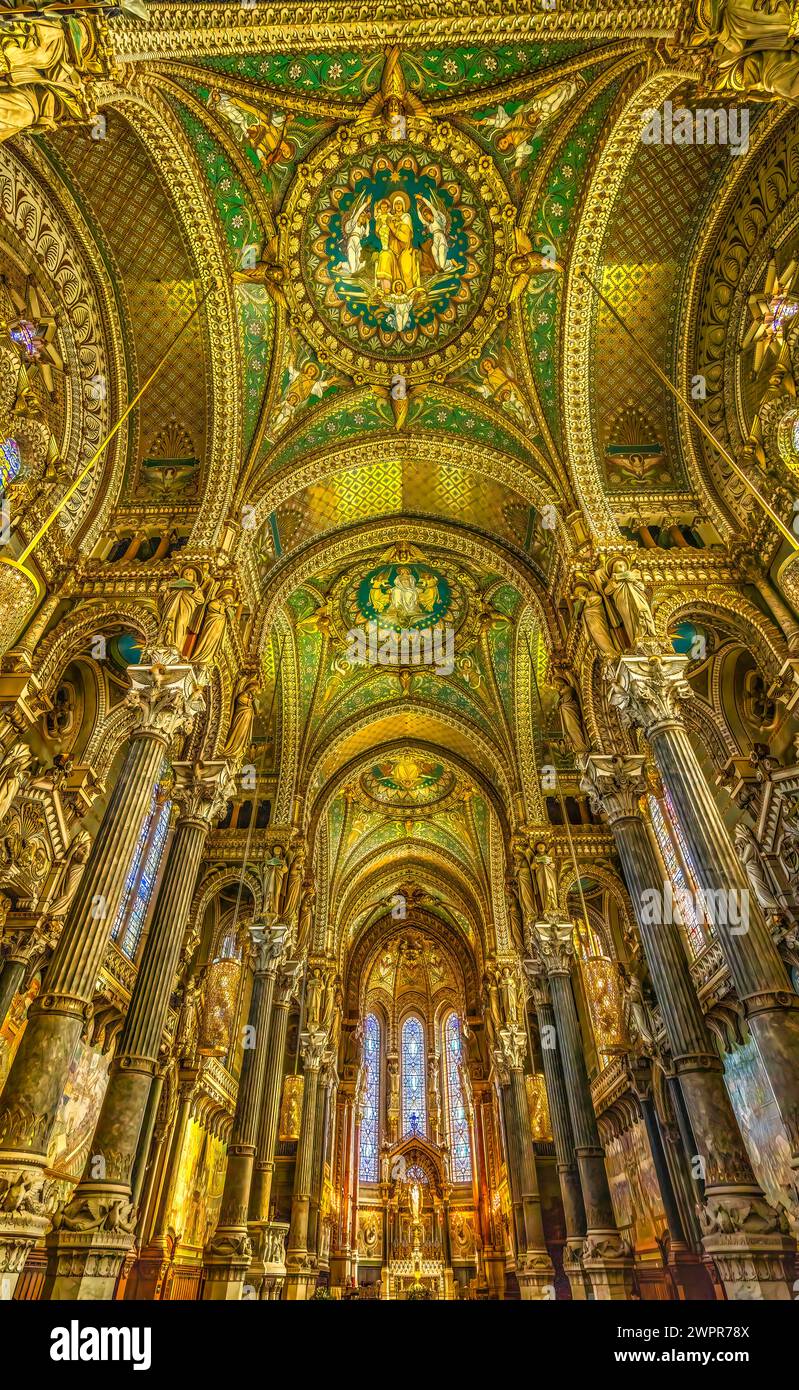 Bunte Mosaiken Altar Buntglasbasilika Notre Dame de Fourvière Lyon Frankreich. Gebaut von 1872 bis 1896. Der Jungfrau Maria gewidmet und danke Stockfoto