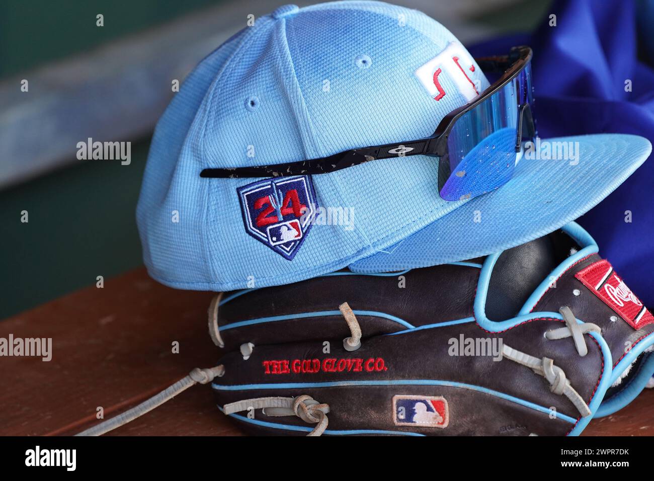 MLB Texas Rangers hat, Handschuh und Farben im Surprise Stadium in Surprise, Arizona, 7. März 2024. (Scott Finkelmeyer / Bild des Sports) Stockfoto
