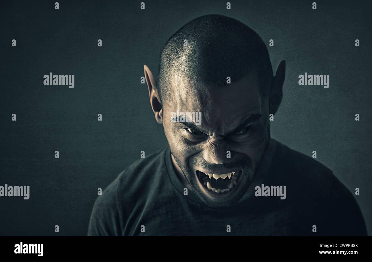 Monster, Mann und Gesicht mit Horror im Studio für Fantasy, Dämon und wütende Vampire mit Zähnen, Angst und Schrecken. Werwolf, Teufel und gruselige Kreatur Stockfoto