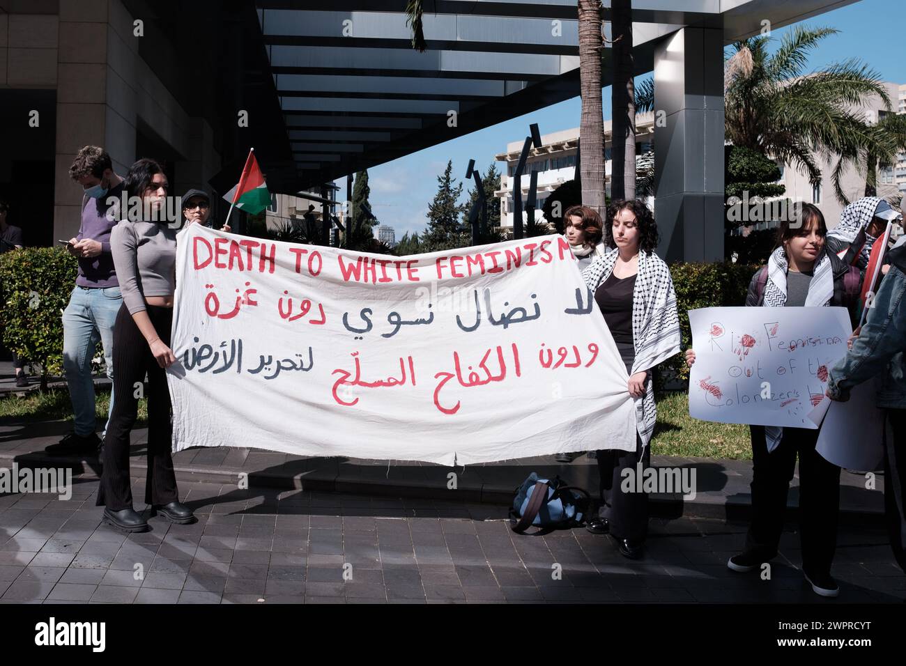 Beirut, Libanon. März 2024. Am Tag der Frauenrechte demonstrieren feministische Demonstranten am 8. März 2023 in Beirut, Libanon, in Solidarität mit Gaza vor dem UN-Frauenbüro. Foto: Sandro Basili/ABACAPRESS.COM Credit: Abaca Press/Alamy Live News Stockfoto