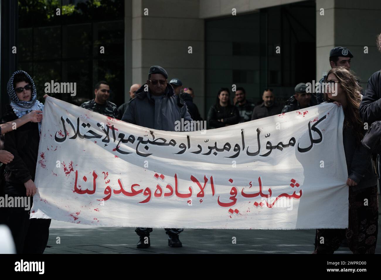 Beirut, Libanon. März 2024. Am Tag der Frauenrechte demonstrieren feministische Demonstranten am 8. März 2023 in Beirut, Libanon, in Solidarität mit Gaza vor dem UN-Frauenbüro. Foto: Sandro Basili/ABACAPRESS.COM Credit: Abaca Press/Alamy Live News Stockfoto
